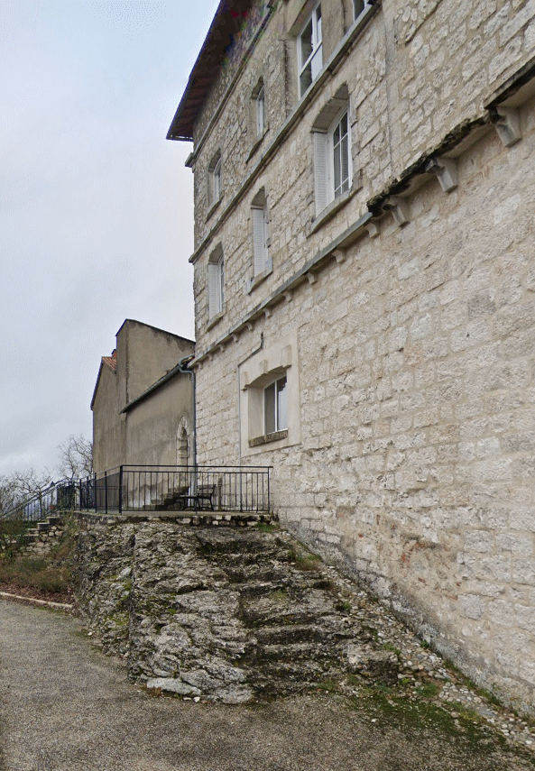 Old steps leading up to Rue du Château. Similar steps on the other side as well. Source: Google Street View
